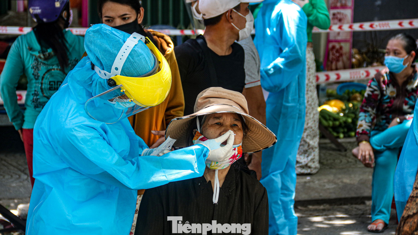Đà Nẵng: Đổ quân ra chợ 'truy bắt' COVID-19 ảnh 4