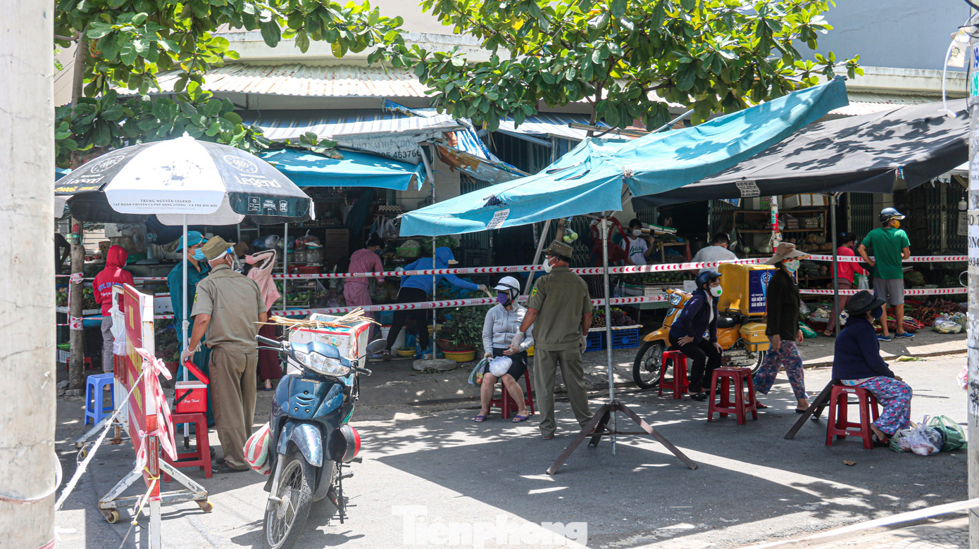 Đà Nẵng: Đổ quân ra chợ 'truy bắt' COVID-19 ảnh 2