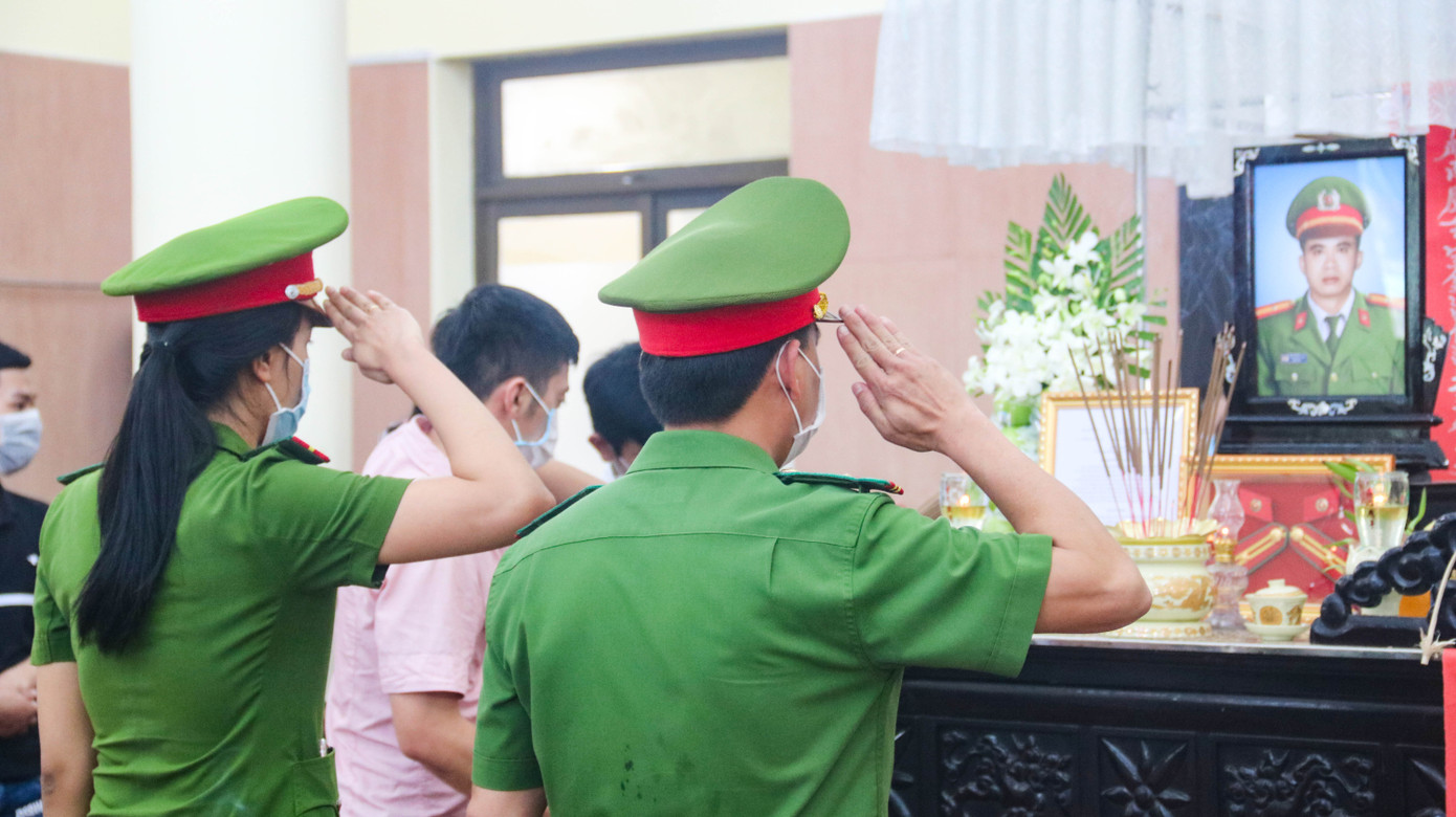 Nghẹn ngào giây phút tiễn đưa chiến sĩ công an Đà Nẵng hy sinh khi làm nhiệm vụ ảnh 6
