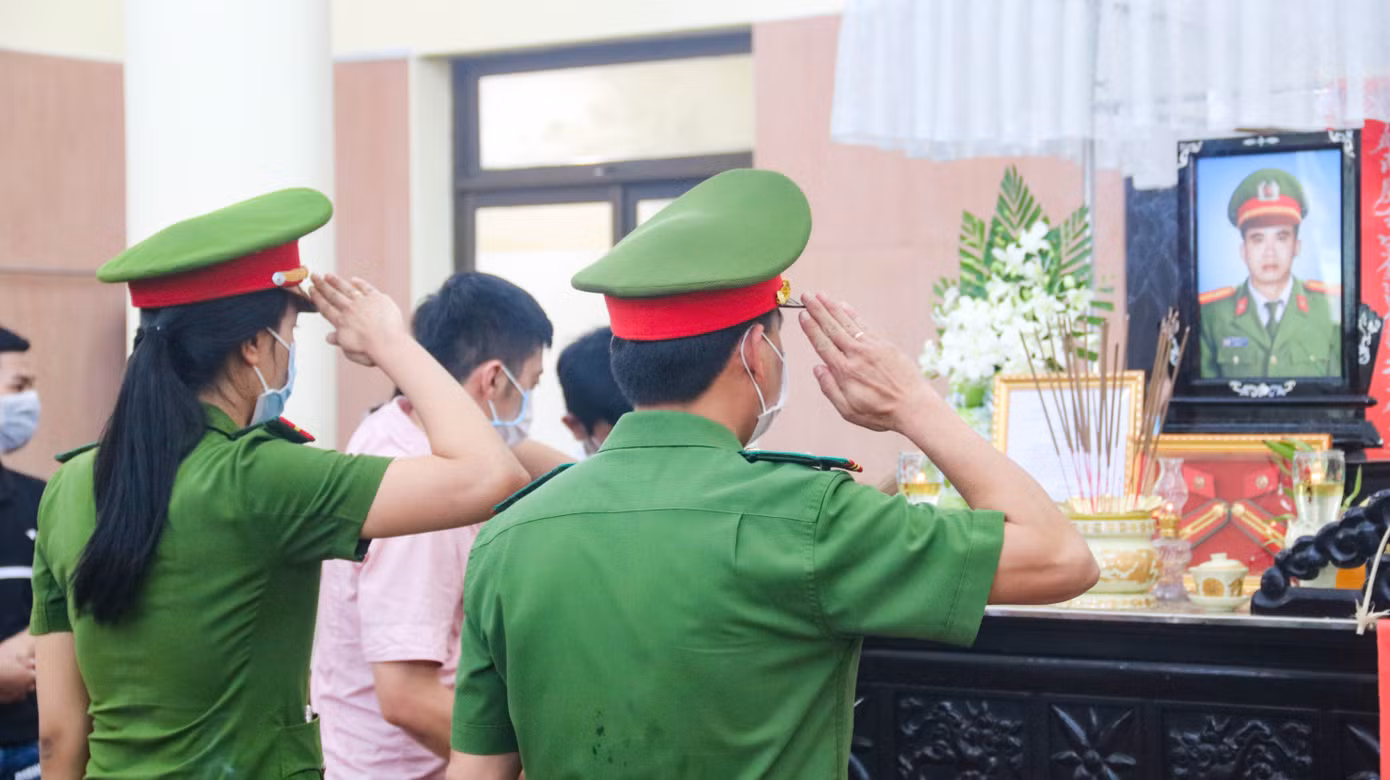 Nghẹn ngào giây phút tiễn đưa chiến sĩ công an Đà Nẵng hy sinh khi làm nhiệm vụ ảnh 6