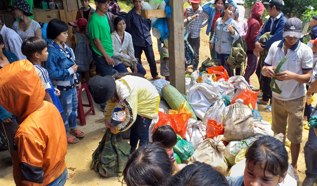 Xúc động cảnh dân huyện nghèo trèo đèo, lội suối hái rau quả tặng miền xuôi chống COVID-19 ảnh 3