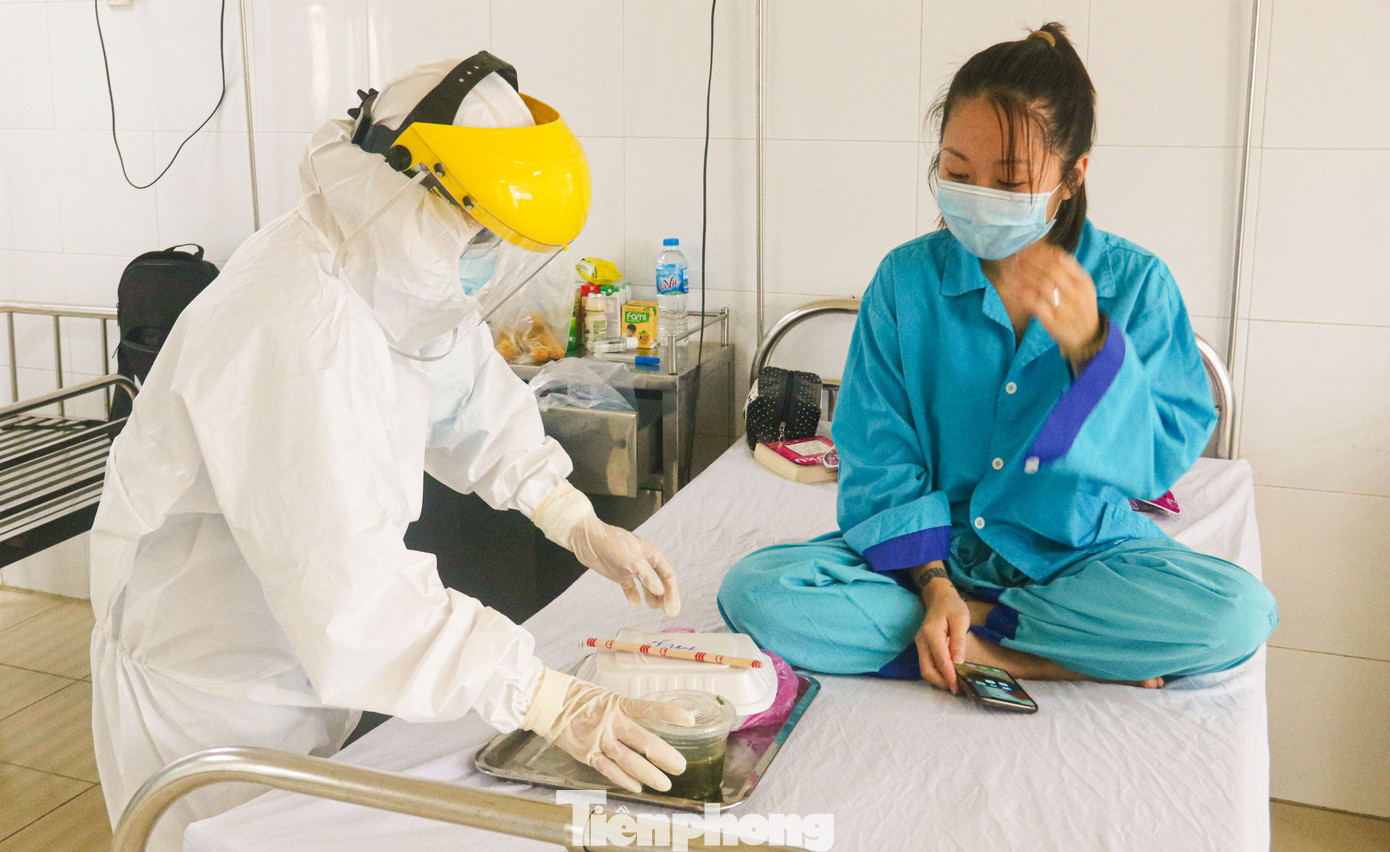 Vào bệnh viện Đà Nẵng xem bác sĩ chăm sóc bệnh nhân COVID-19 ảnh 16