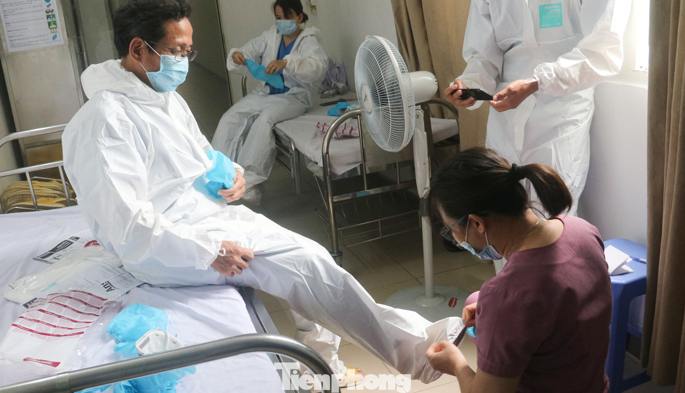 Vào bệnh viện Đà Nẵng xem bác sĩ chăm sóc bệnh nhân COVID-19 ảnh 2
