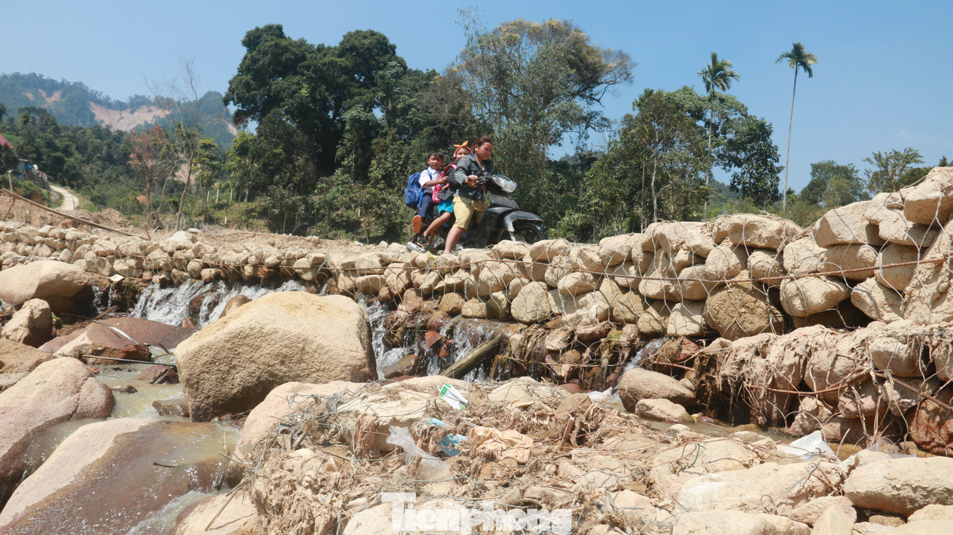 4 người còn mất tích, vùng núi lở Phước Sơn vẫn chồng chất khó khăn ảnh 16