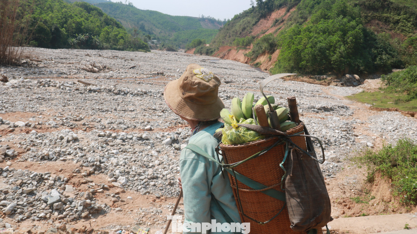 4 người còn mất tích, vùng núi lở Phước Sơn vẫn chồng chất khó khăn ảnh 18