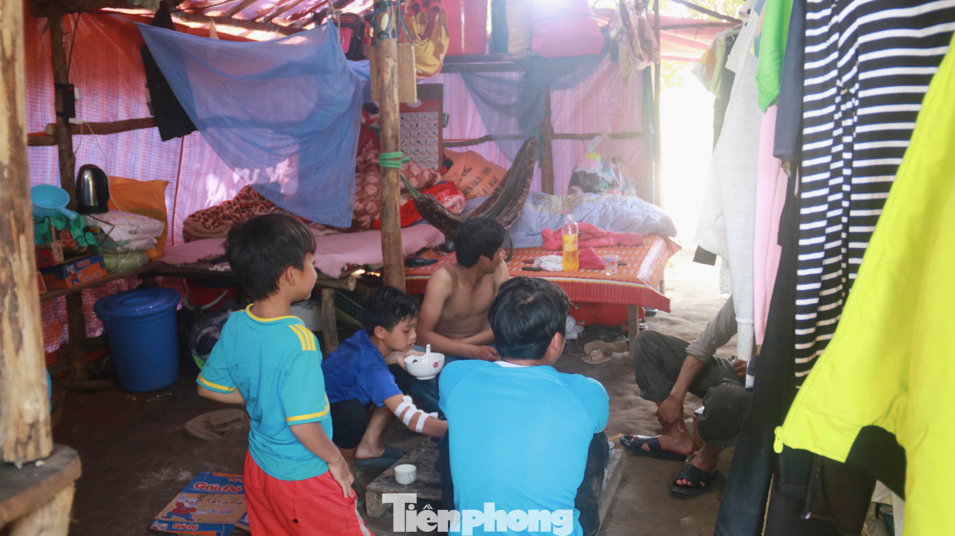 4 người còn mất tích, vùng núi lở Phước Sơn vẫn chồng chất khó khăn ảnh 19