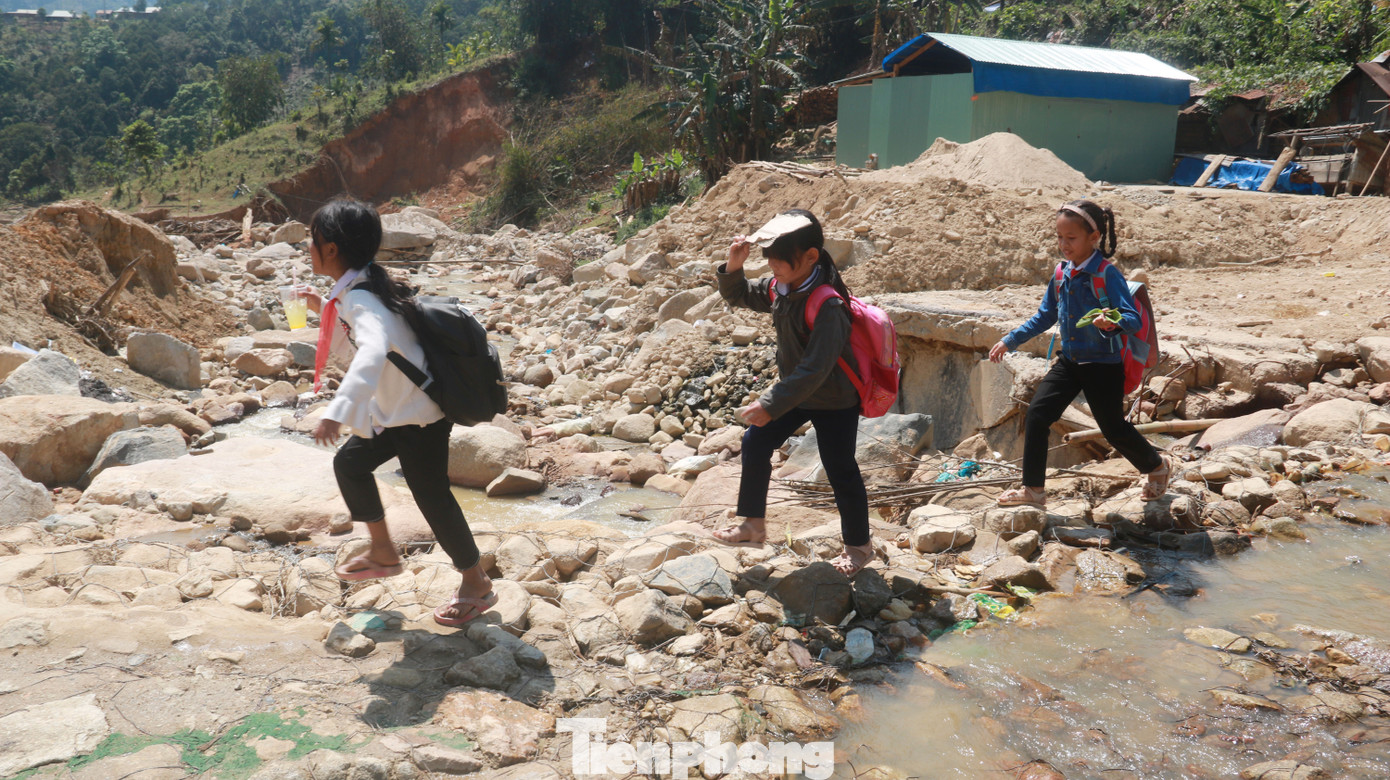 4 người còn mất tích, vùng núi lở Phước Sơn vẫn chồng chất khó khăn ảnh 22