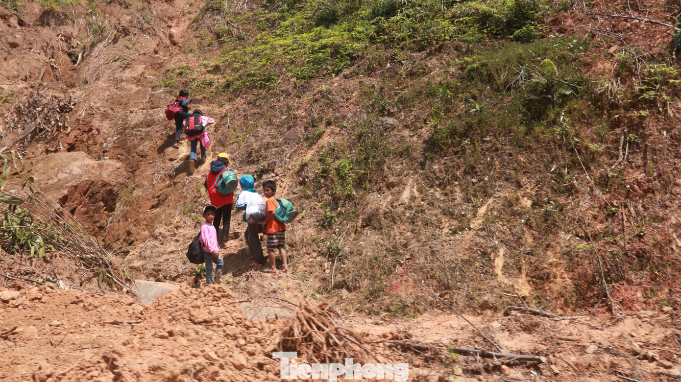 4 người còn mất tích, vùng núi lở Phước Sơn vẫn chồng chất khó khăn ảnh 21