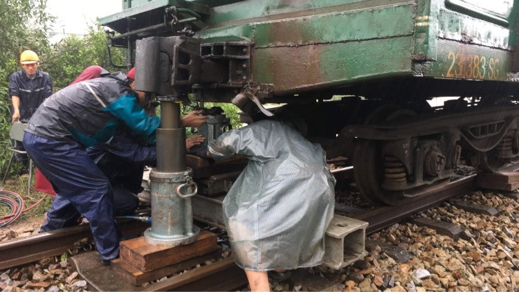 Đường sắt xói lở, tàu trật bánh, đứt toa ở Quảng Trị ảnh 2