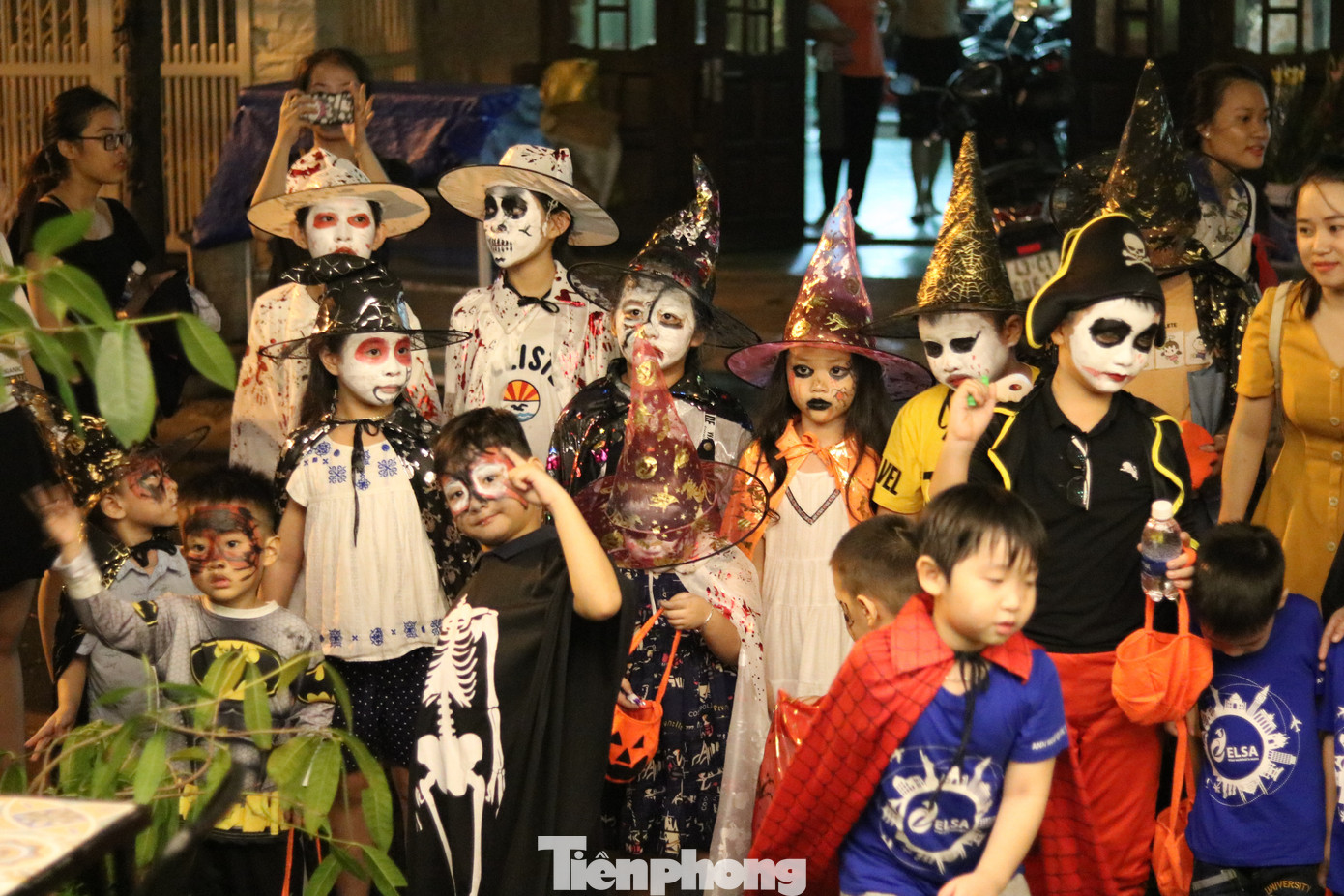 Loạt 'quỷ nhỏ' háo hức xuống phố Tây vui hội Halloween ảnh 10