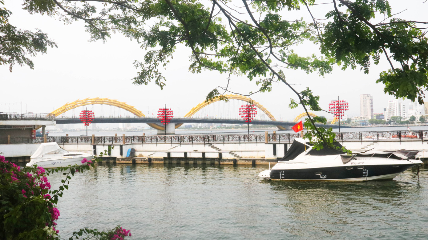 Đường phố, bãi biển Đà Nẵng vắng bóng trong ngày đầu 'cách ly toàn xã hội' ảnh 13