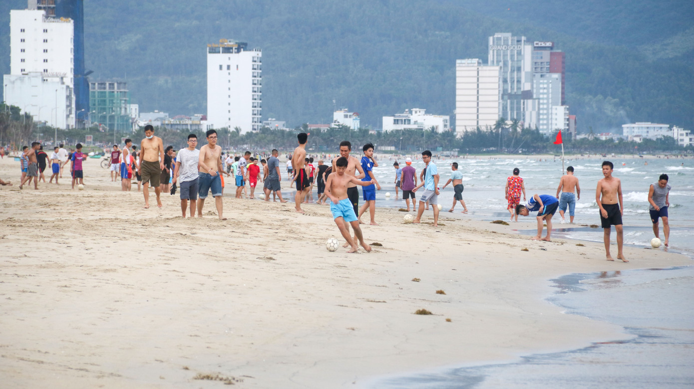 Người dân Đà Nẵng đổ xô đi tắm biển ngày đầu nới lỏng giãn cách xã hội ảnh 6