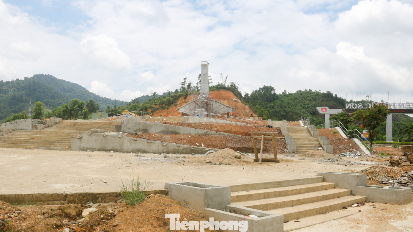 Huyện nghèo ở Quảng Nam xây tượng đài chục tỷ đồng ảnh 11