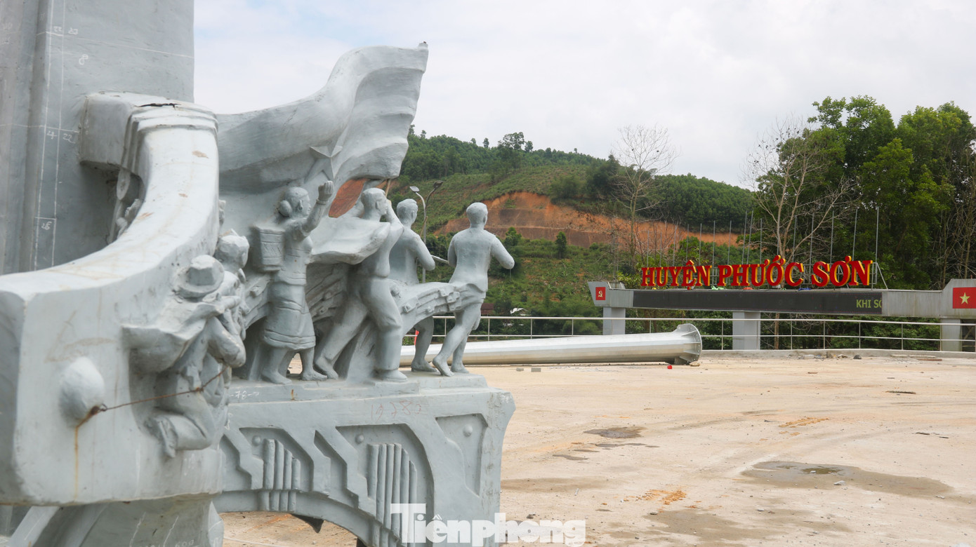 Huyện nghèo ở Quảng Nam xây tượng đài chục tỷ đồng ảnh 12