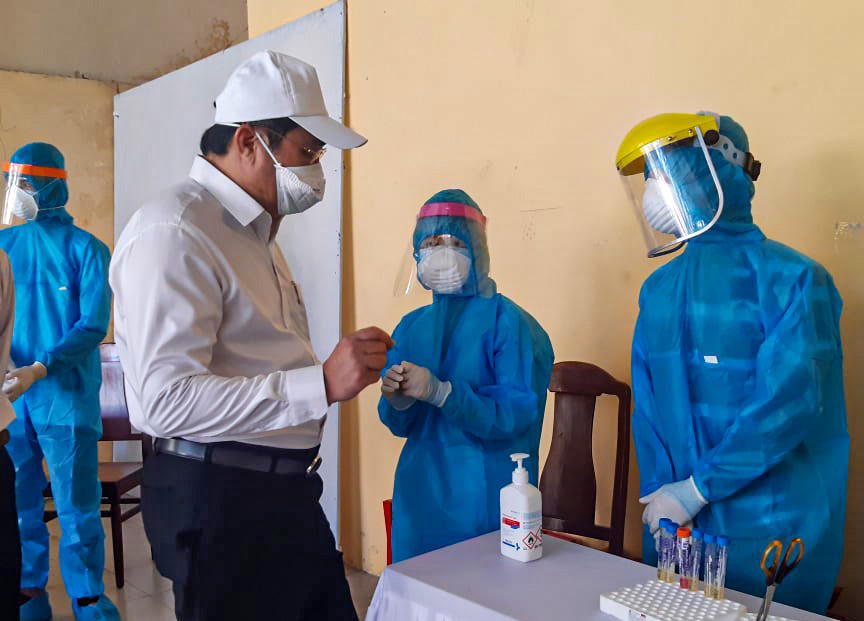 Chủ tịch Đà Nẵng thị sát quy trình lấy mẫu, làm xét nghiệm truy tìm virus SARS-CoV-2 ảnh 1