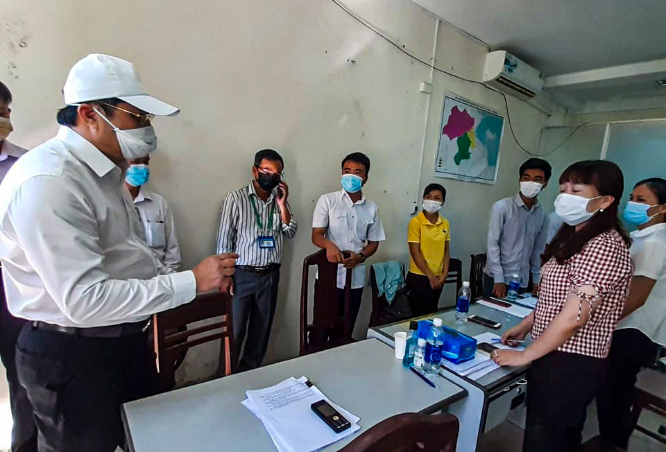 Chủ tịch Đà Nẵng thị sát quy trình lấy mẫu, làm xét nghiệm truy tìm virus SARS-CoV-2 ảnh 9