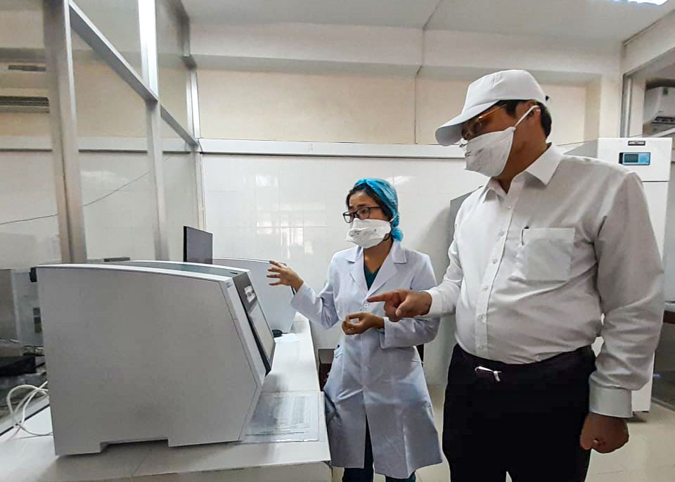 Chủ tịch Đà Nẵng thị sát quy trình lấy mẫu, làm xét nghiệm truy tìm virus SARS-CoV-2 ảnh 5