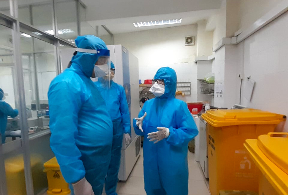 Chủ tịch Đà Nẵng thị sát quy trình lấy mẫu, làm xét nghiệm truy tìm virus SARS-CoV-2 ảnh 7