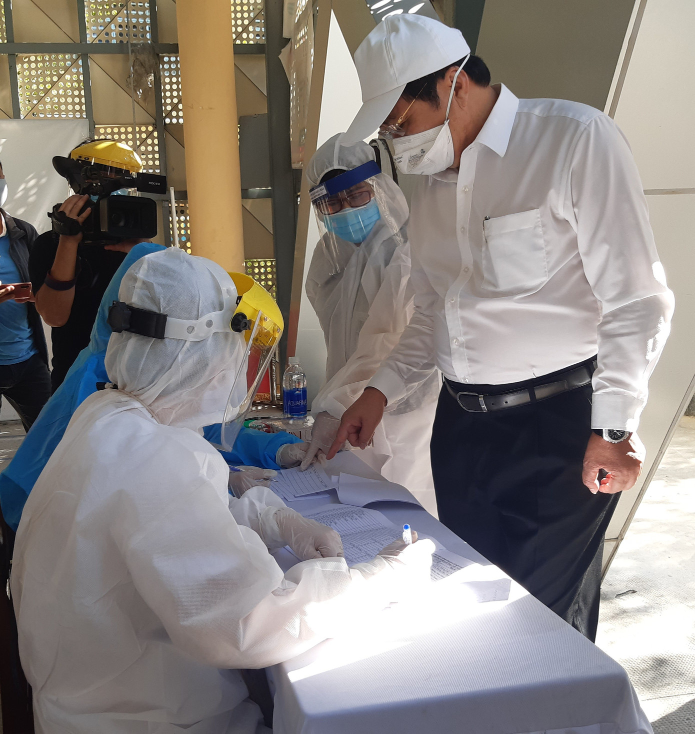 Chủ tịch Đà Nẵng thị sát quy trình lấy mẫu, làm xét nghiệm truy tìm virus SARS-CoV-2 ảnh 2