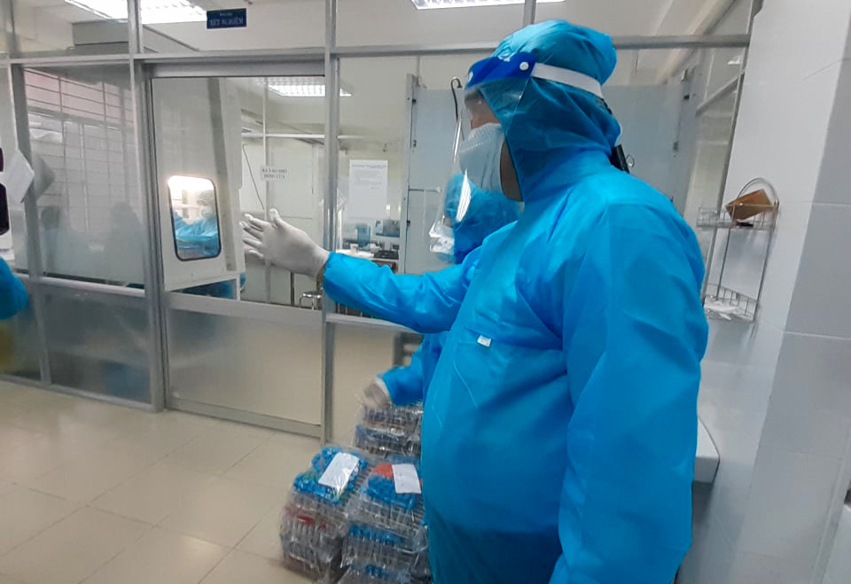 Chủ tịch Đà Nẵng thị sát quy trình lấy mẫu, làm xét nghiệm truy tìm virus SARS-CoV-2 ảnh 6