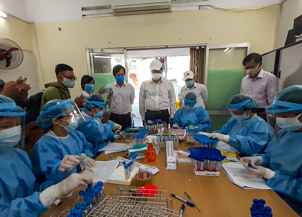 Chủ tịch Đà Nẵng thị sát quy trình lấy mẫu, làm xét nghiệm truy tìm virus SARS-CoV-2 ảnh 4