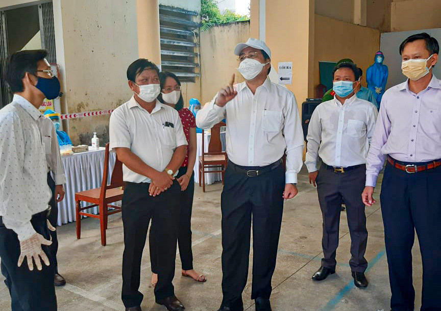 Chủ tịch Đà Nẵng thị sát quy trình lấy mẫu, làm xét nghiệm truy tìm virus SARS-CoV-2 ảnh 8