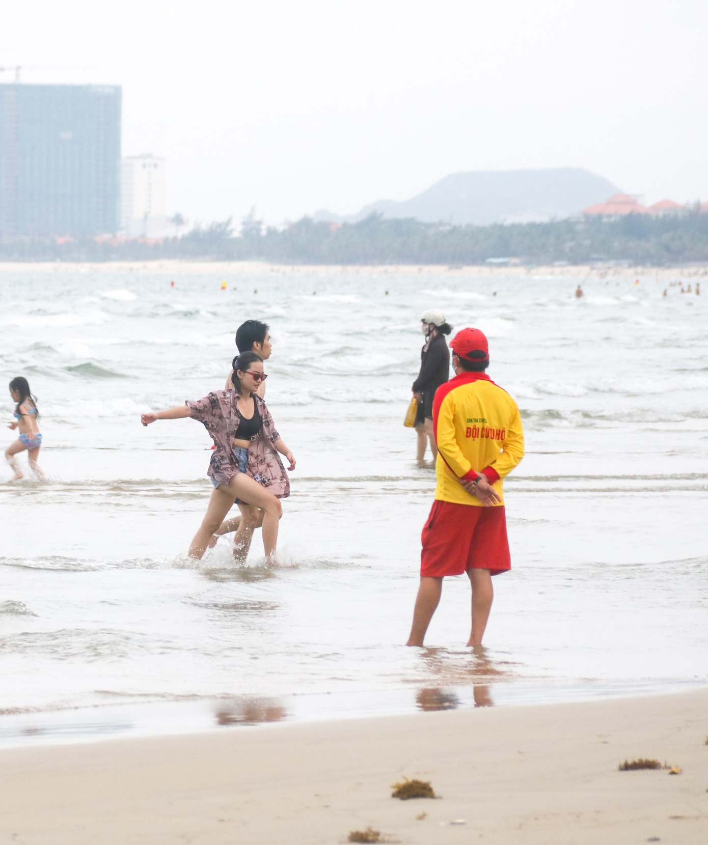 Người dân Đà Nẵng đổ xô đi tắm biển ngày đầu nới lỏng giãn cách xã hội ảnh 5