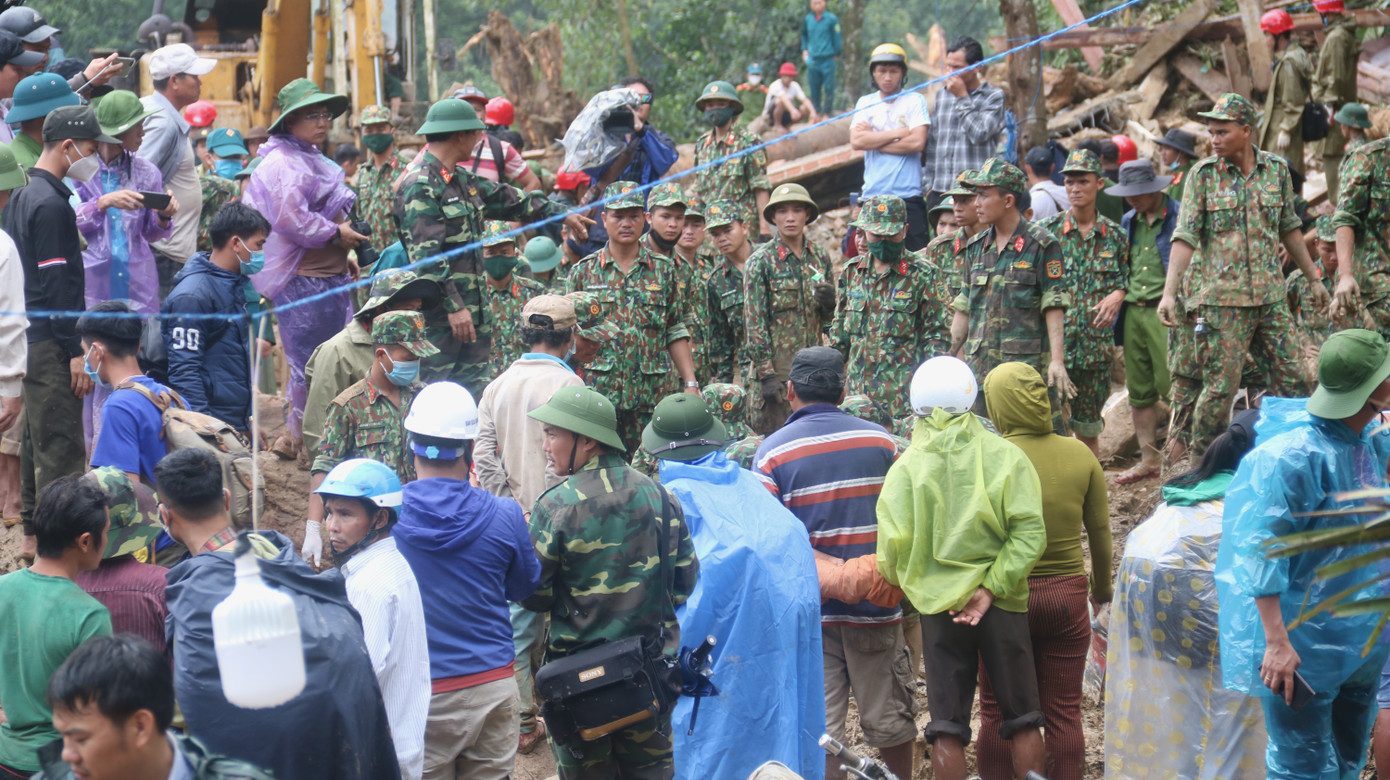Đội mưa lật từng phiến đá, sình lầy tìm người mất tích vụ lở núi ở Trà Leng ảnh 6