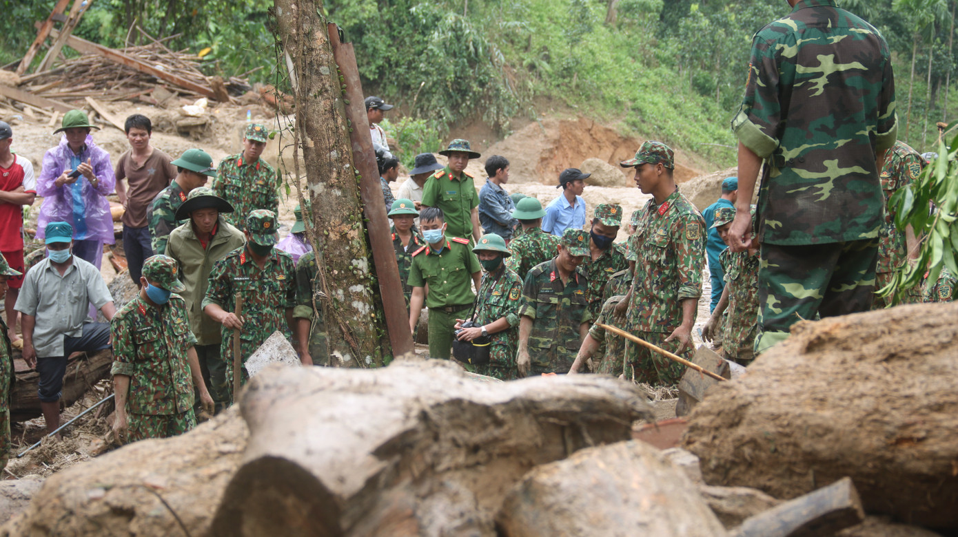 Đội mưa lật từng phiến đá, sình lầy tìm người mất tích vụ lở núi ở Trà Leng ảnh 7
