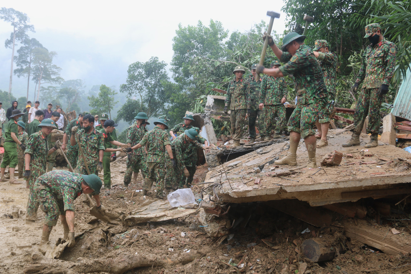 Đội mưa lật từng phiến đá, sình lầy tìm người mất tích vụ lở núi ở Trà Leng ảnh 2