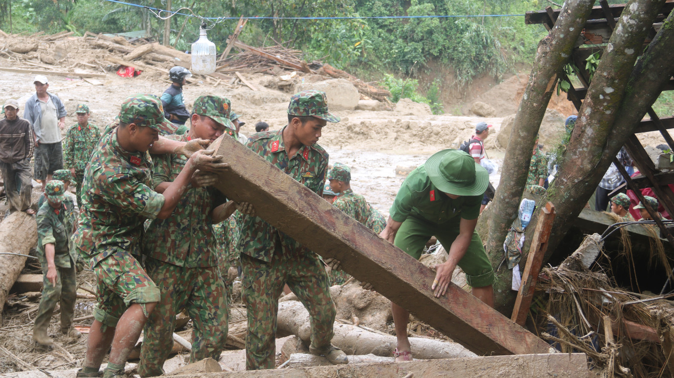 Đội mưa lật từng phiến đá, sình lầy tìm người mất tích vụ lở núi ở Trà Leng ảnh 10
