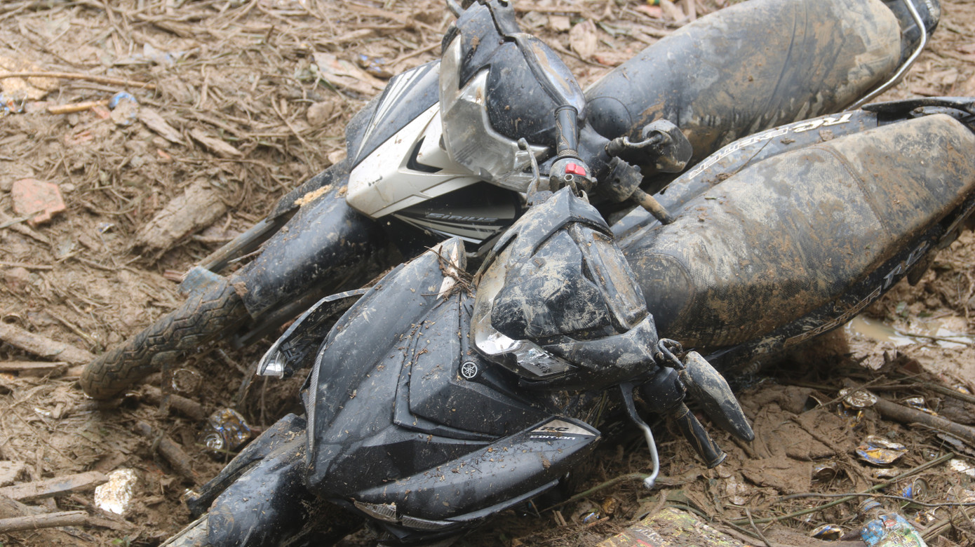 Đội mưa lật từng phiến đá, sình lầy tìm người mất tích vụ lở núi ở Trà Leng ảnh 13
