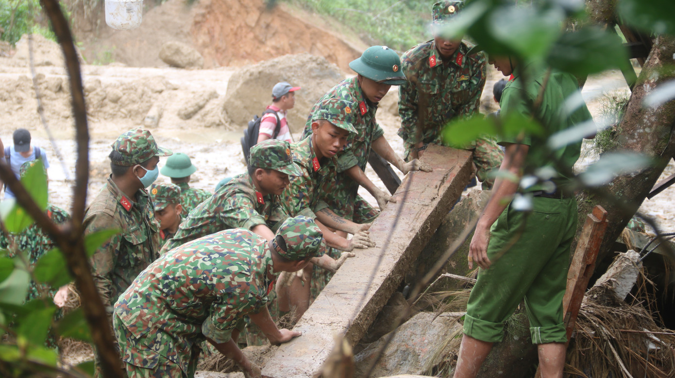 Đội mưa lật từng phiến đá, sình lầy tìm người mất tích vụ lở núi ở Trà Leng ảnh 9