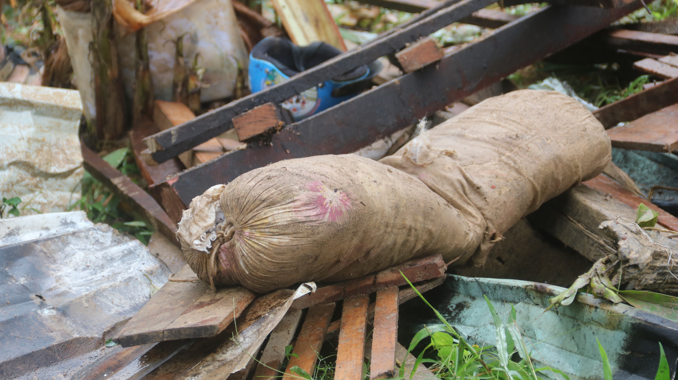 Đội mưa lật từng phiến đá, sình lầy tìm người mất tích vụ lở núi ở Trà Leng ảnh 14