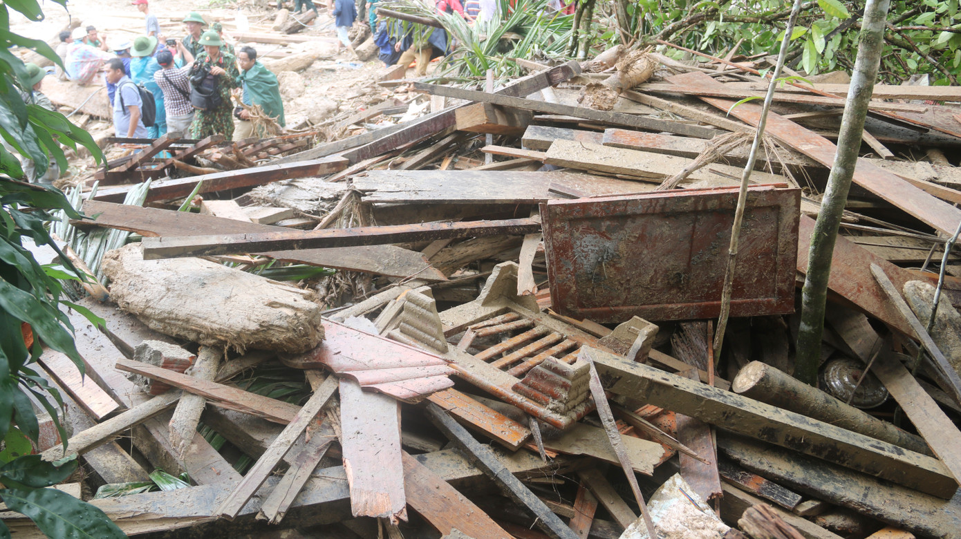 Đội mưa lật từng phiến đá, sình lầy tìm người mất tích vụ lở núi ở Trà Leng ảnh 15