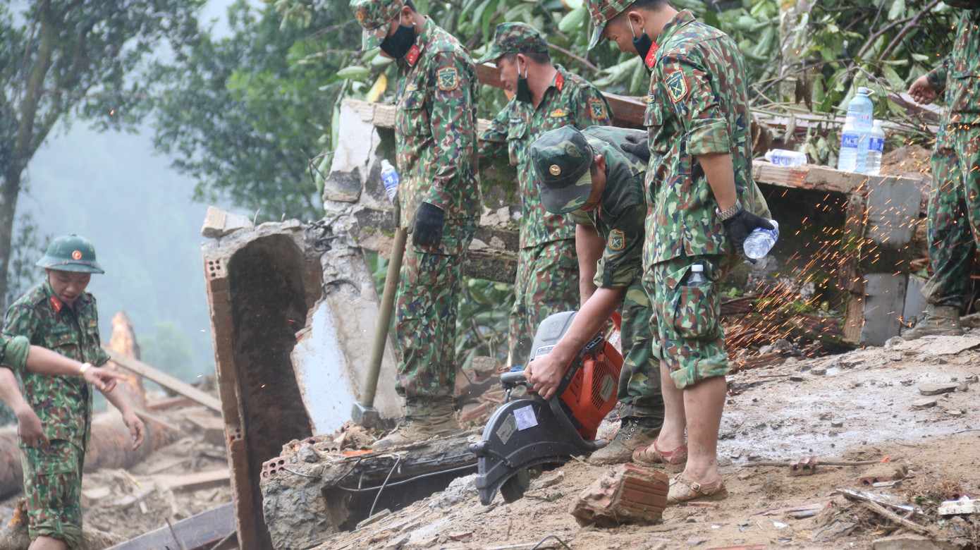 Đội mưa lật từng phiến đá, sình lầy tìm người mất tích vụ lở núi ở Trà Leng ảnh 3
