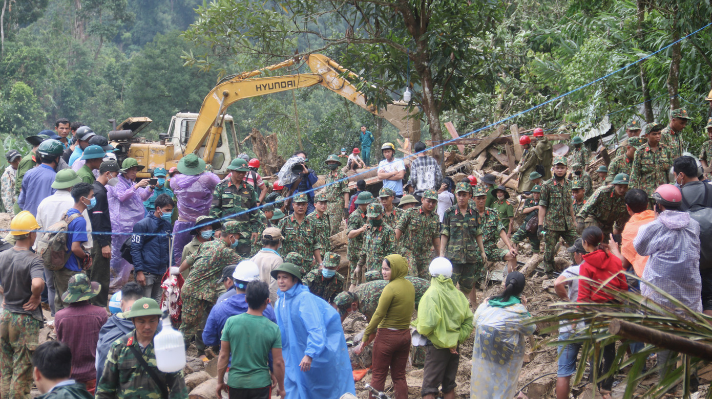 Đội mưa lật từng phiến đá, sình lầy tìm người mất tích vụ lở núi ở Trà Leng ảnh 18