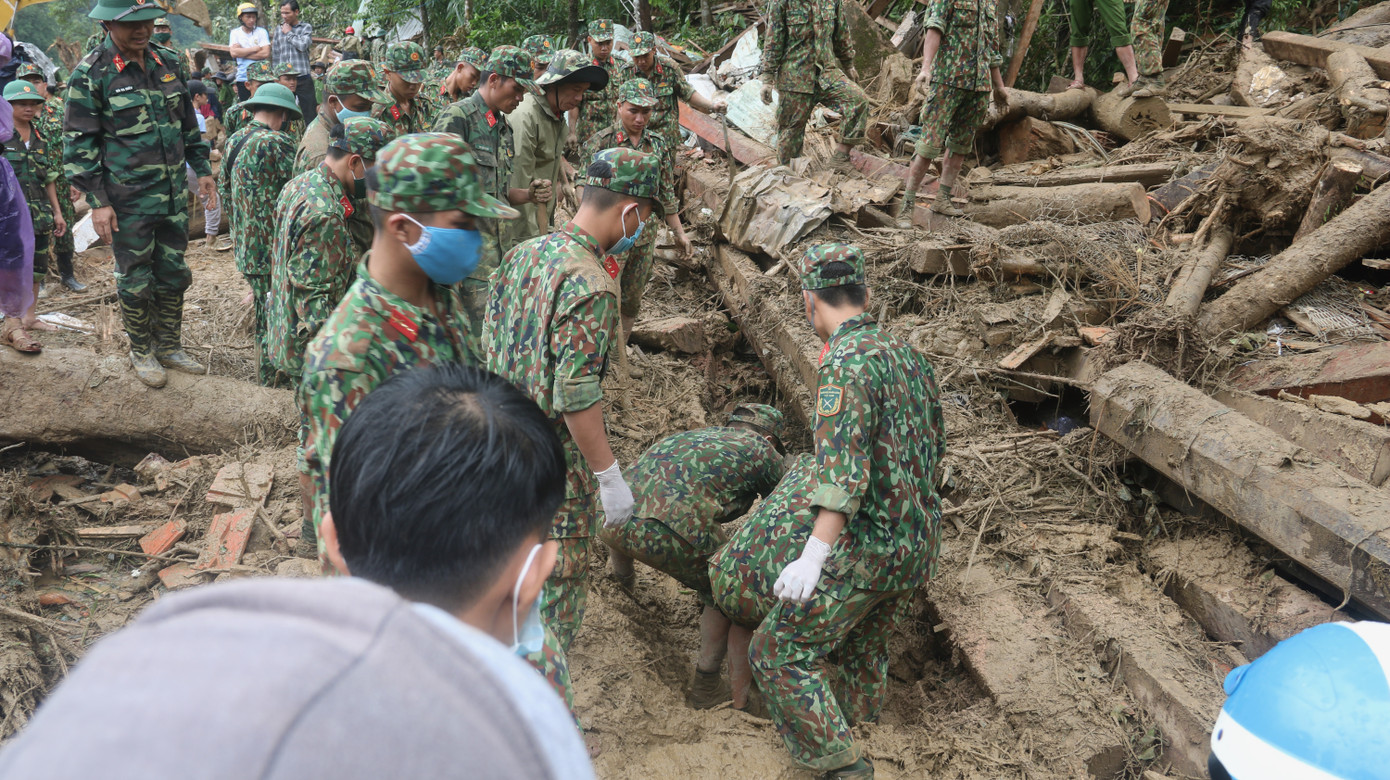 Đội mưa lật từng phiến đá, sình lầy tìm người mất tích vụ lở núi ở Trà Leng ảnh 8
