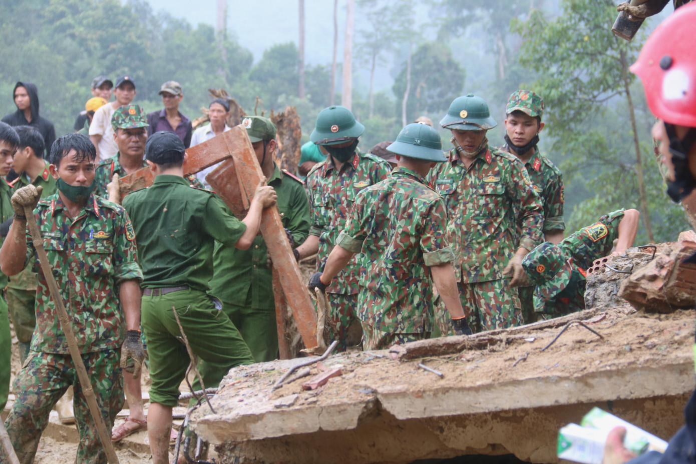 Đội mưa lật từng phiến đá, sình lầy tìm người mất tích vụ lở núi ở Trà Leng ảnh 11