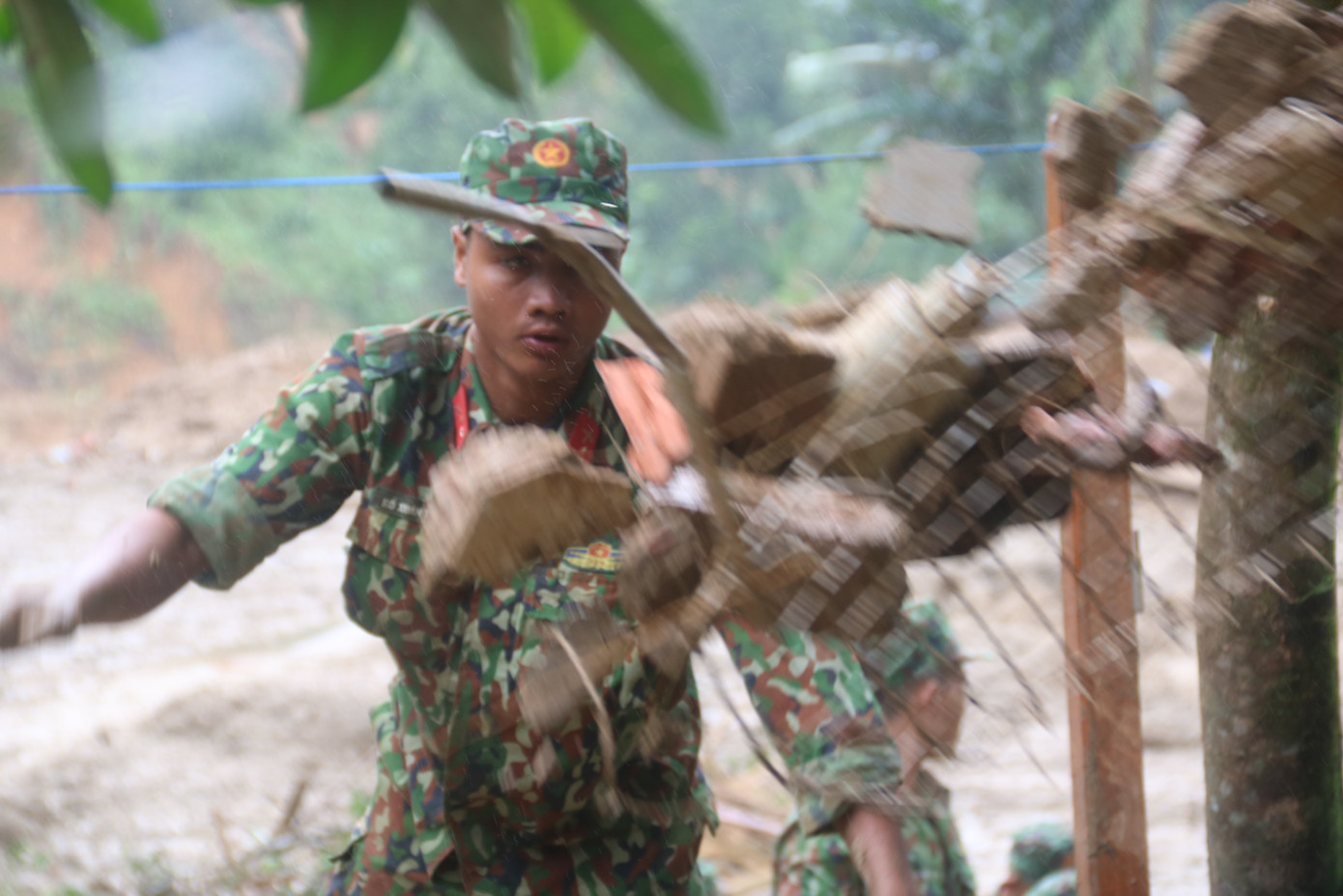 Đội mưa lật từng phiến đá, sình lầy tìm người mất tích vụ lở núi ở Trà Leng ảnh 5