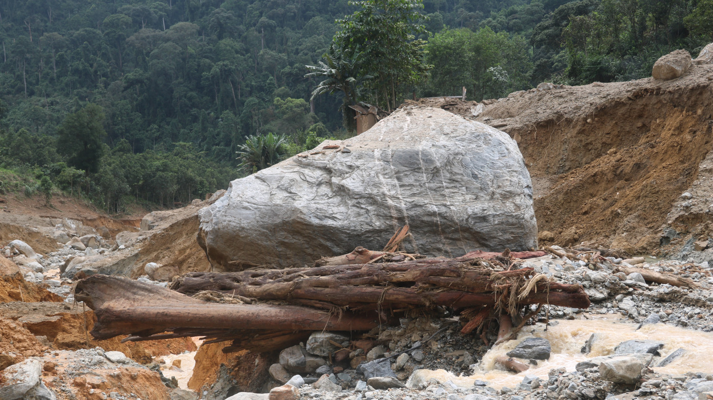 Đội mưa lật từng phiến đá, sình lầy tìm người mất tích vụ lở núi ở Trà Leng ảnh 17