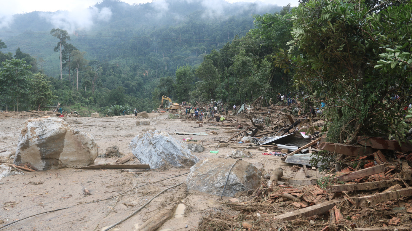 Đội mưa lật từng phiến đá, sình lầy tìm người mất tích vụ lở núi ở Trà Leng ảnh 16