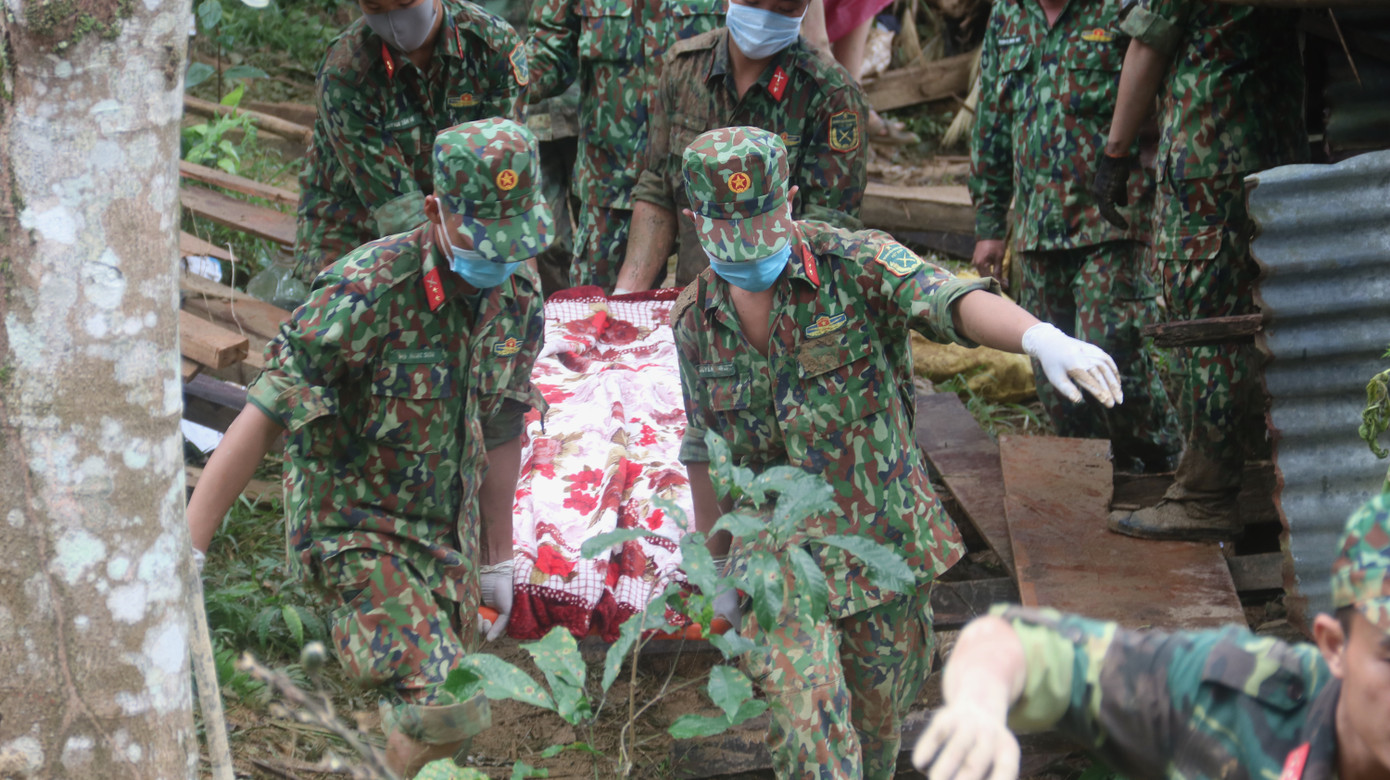 Đội mưa lật từng phiến đá, sình lầy tìm người mất tích vụ lở núi ở Trà Leng ảnh 12