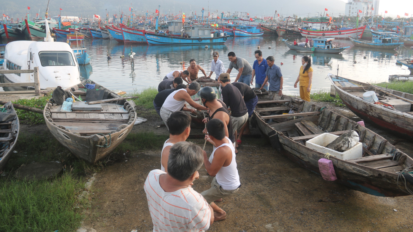 Ngư dân Đà Nẵng hối hả thuê xe cẩu đưa thuyền đi tránh bão số 9 ảnh 1