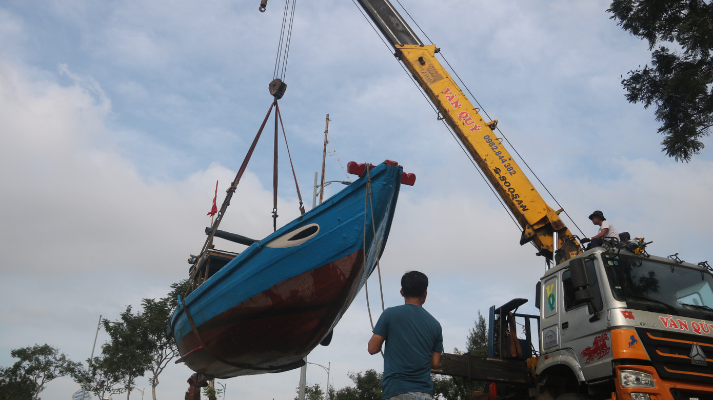 Ngư dân Đà Nẵng hối hả thuê xe cẩu đưa thuyền đi tránh bão số 9 ảnh 7