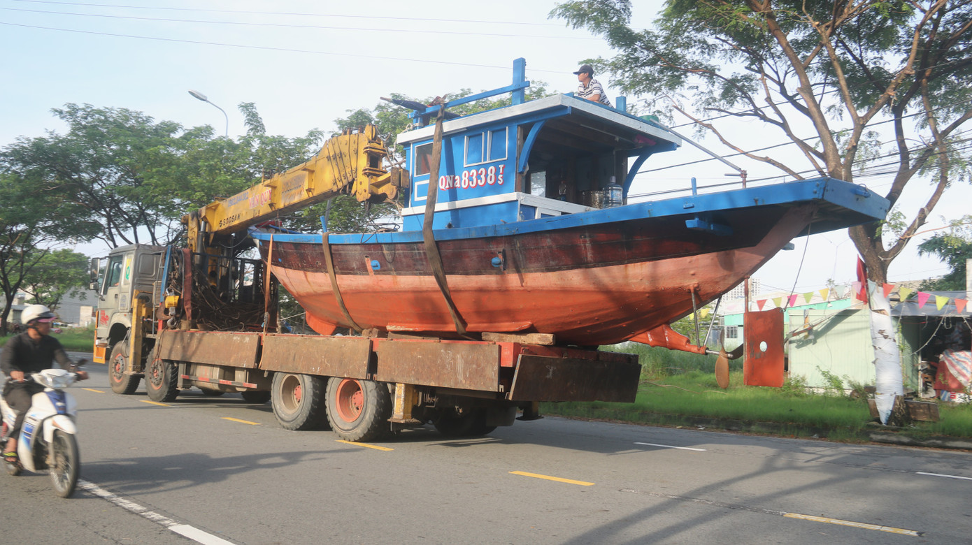 Ngư dân Đà Nẵng hối hả thuê xe cẩu đưa thuyền đi tránh bão số 9 ảnh 9