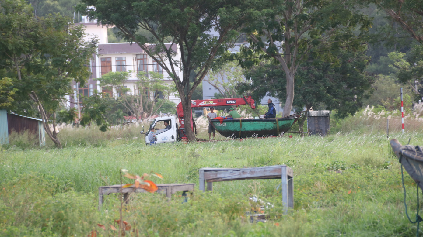 Ngư dân Đà Nẵng hối hả thuê xe cẩu đưa thuyền đi tránh bão số 9 ảnh 8