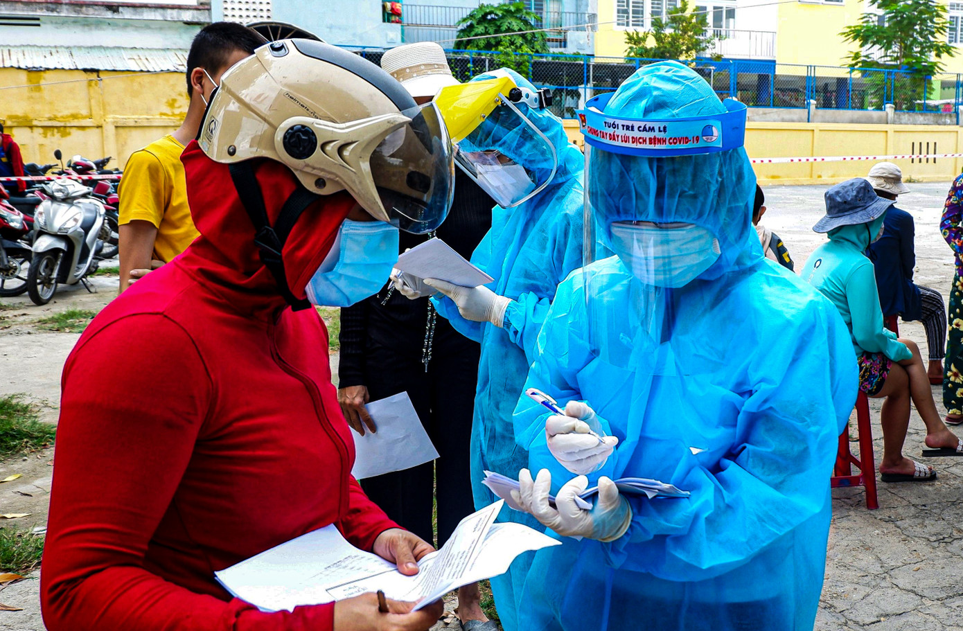 Bên trong Bệnh viện dã chiến Hòa Vang, 'điểm nóng' nhất Đà Nẵng ảnh 12