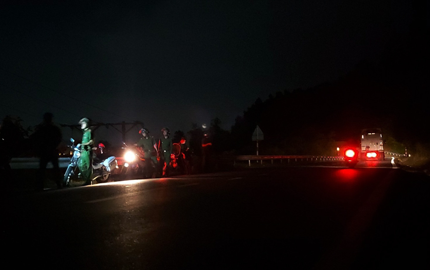 Xem lực lượng chức năng trắng đêm tổ chức vây bắt kẻ ‘vượt ngục’ lẩn trốn ở rừng Hải Vân ảnh 1