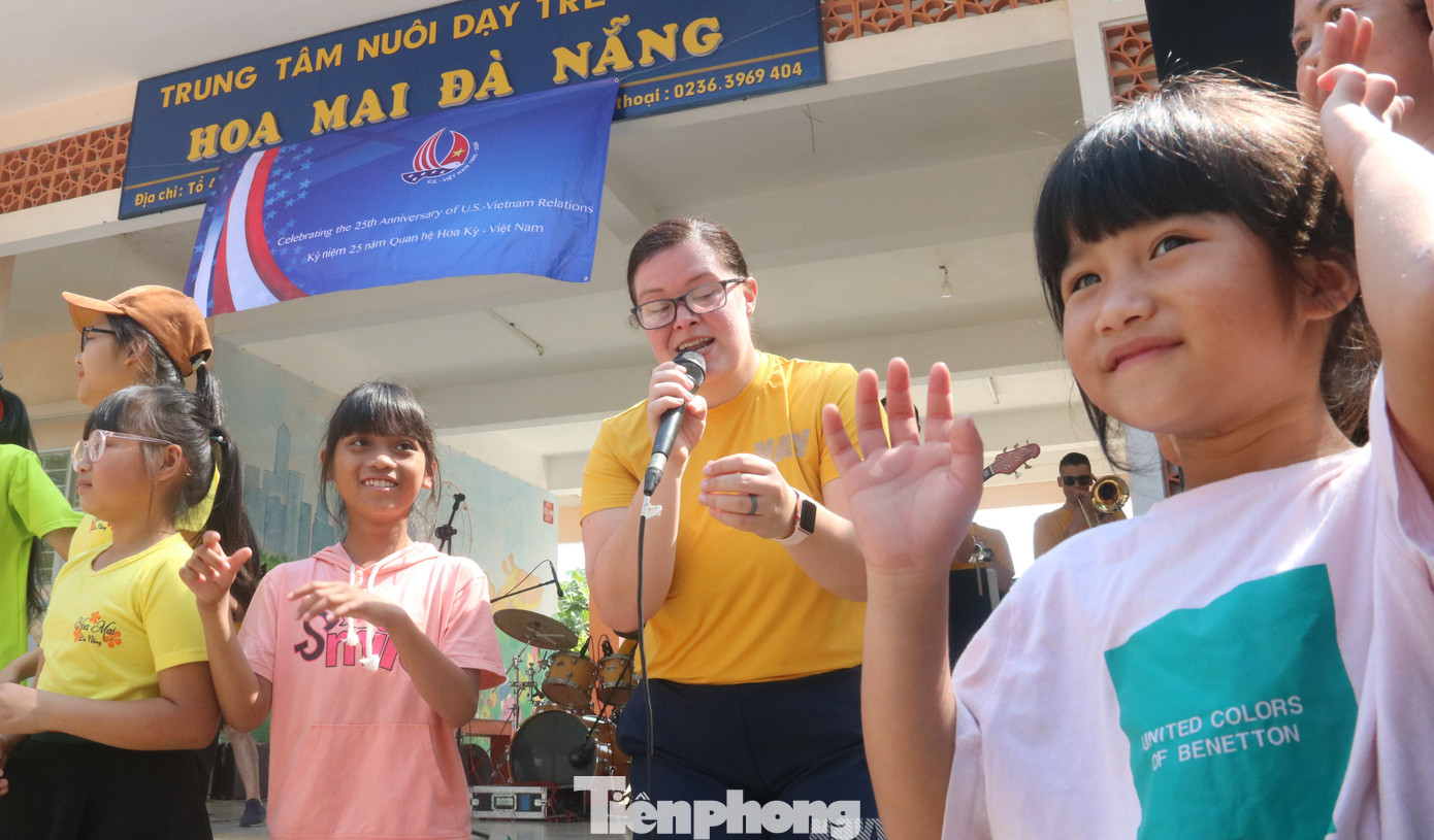 Ban nhạc của Hải quân Mỹ mất 2 tuần để luyện 'Để Mỵ nói cho mà nghe' ảnh 9